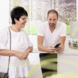 Beratung im Kundencenter Eine Kundin steht neben einem Berater im Kundencenter