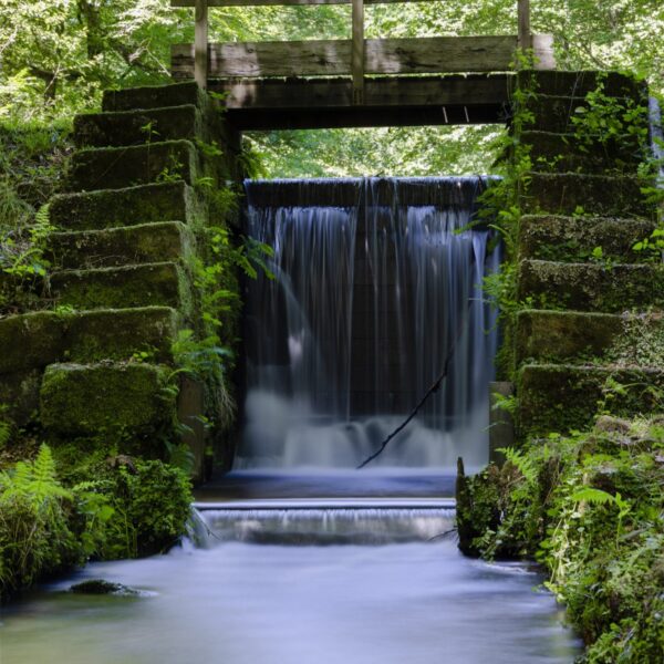 Wasserfall Eine Brücke über einen Wasserfall