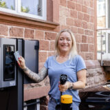 Elektroauto laden Eine Frau lädt ein Elektroauto