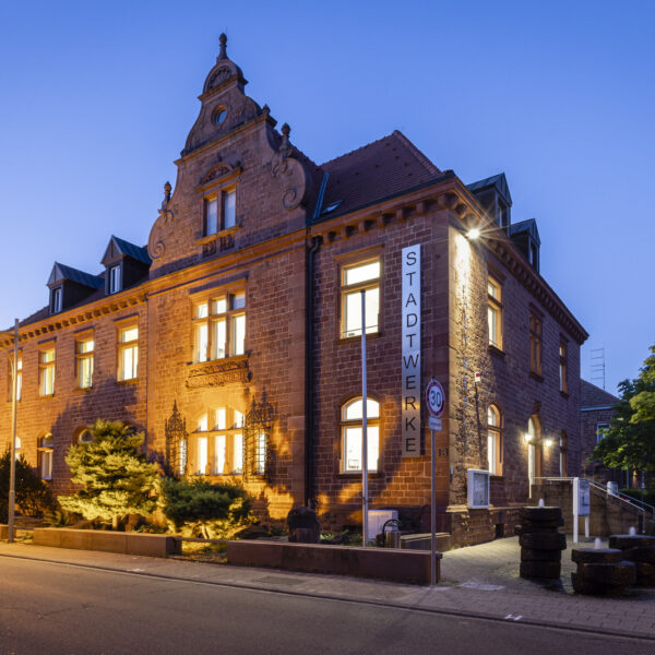 Stadtwerke Annweiler Gebäude Nacht Das Gebäude der Stadtwerke Annweiler, beleuchtet am Abend