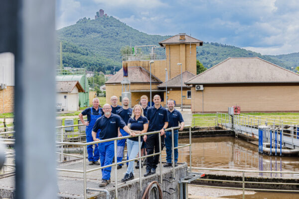 Team Kläranlage Die Mitarbeiter der Kläranlage Annweiler vor dem Klärbecken.